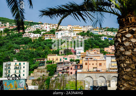 L'architecture italienne incroyable dans Vico Equense, la Campanie. Aerial cityscape de beaux bâtiments. Concept du tourisme Banque D'Images