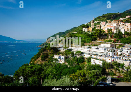 L'architecture italienne incroyable dans Vico Equense, la Campanie. Aerial cityscape de beaux bâtiments. Concept du tourisme Banque D'Images