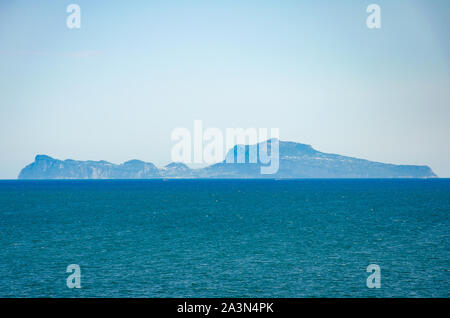 Vue panoramique de la silhuette de l'île de Capri en Italie. Concept de la mer Tyrrhénienne. Copy space Banque D'Images