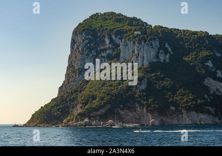 Les falaises de l'île de Capri en Italie. Concept de voyage Banque D'Images