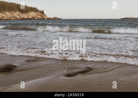 Plage de sable fin au coucher du soleil lors d'une fraîche journée d'automne au parc national Acadia Mount Desert Island, dans le Maine. Banque D'Images