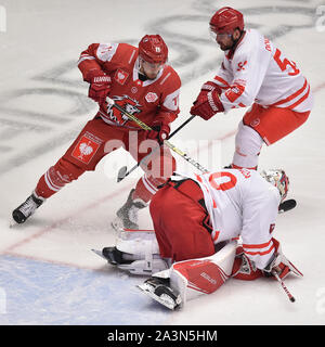 Trinec, République tchèque. 09Th Oct, 2019. L-R Yannick Herren (Lausanne) et Milan Doudera et gardien Petr Kvaca (Trinec) en action lors de la Ligue des champions de hockey sur glace : groupe d match HC Ocelari Trinec - Lausanne HC à Trinec, en République tchèque, le 9 octobre 2019. Photo : CTK Jaroslav Ozana/Photo/Alamy Live News Banque D'Images