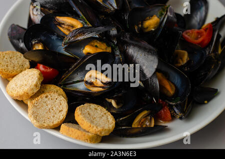 Close up de moules fraîchement préparé avec du pain et des tomates. Concept d'aliments sains. Selective focus, vue du dessus Banque D'Images