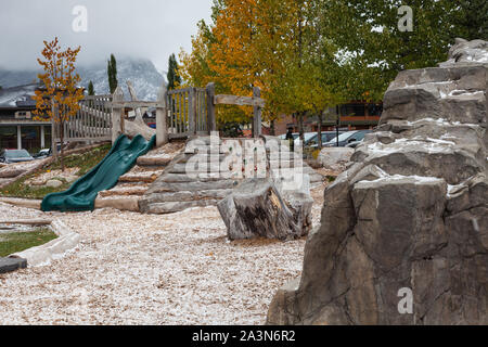 Aire de jeu construit à partir de matériaux naturels dans la ville de Banff Alberta Canada Banque D'Images