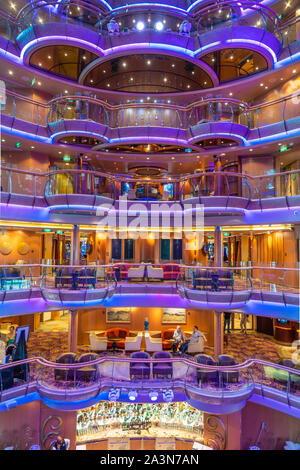 Le multi étage atrium à bord du navire de croisière Royal Caribbean Serenade of the Seas. Banque D'Images