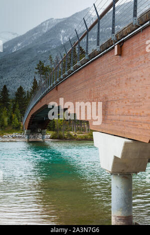 Passerelle de la rivière Bow dans la ville de montagne de Banff Alberta Canada Banque D'Images