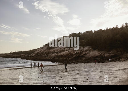 Mount Desert Island, Maine - Septembre 28th, 2019 : plage de sable fin au coucher du soleil lors d'une fraîche journée d'automne au parc national Acadia Mount Desert Island, dans le Maine. Banque D'Images