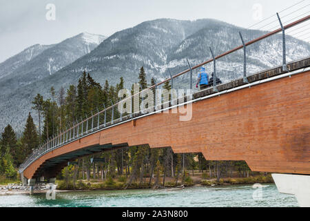 Passerelle de la rivière Bow dans la ville de montagne de Banff Alberta Canada Banque D'Images