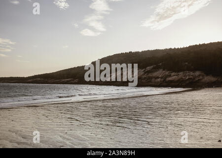 Plage de sable fin au coucher du soleil lors d'une fraîche journée d'automne au parc national Acadia Mount Desert Island, dans le Maine. Banque D'Images