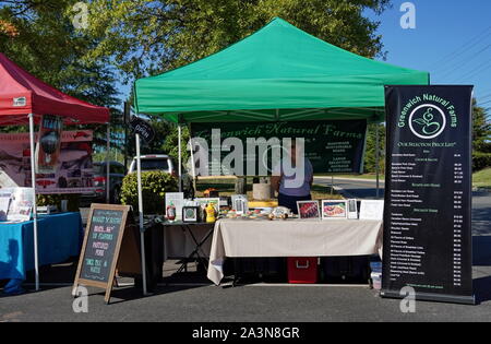 Chantilly, VA / USA - 19 septembre 2019 : en attente du vendeur au marché des fermiers de la Communauté Chantilly Foodworks Banque D'Images