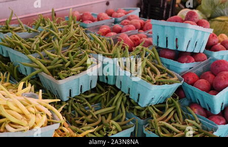 Chantilly, VA / USA - 19 septembre 2019 : Des piles de pommes de terre et des haricots à la communauté Chantilly Foodworks Farmers Market Banque D'Images