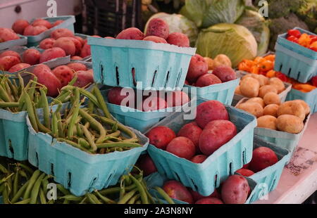 Chantilly, VA / USA - 19 septembre 2019 : Des piles de pommes de terre et des haricots à la communauté Chantilly Foodworks Farmers Market Banque D'Images