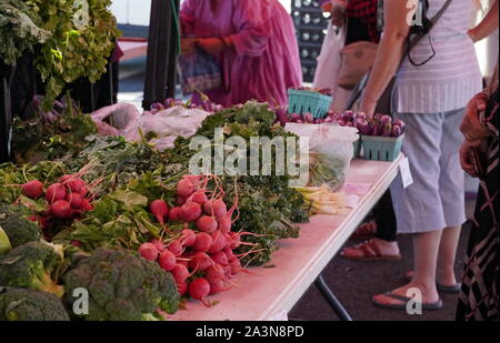 Chantilly, VA / USA - 19 septembre 2019 : Des piles de betteraves et verts à la communauté Chantilly Foodworks Farmers Market Banque D'Images