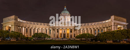 La Cathédrale Kazansky éclairés la nuit à Saint-Pétersbourg, en Russie. Banque D'Images