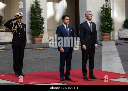 Le premier ministre italien, Giuseppe Conte (L) rencontre avec le Secrétaire général de l'OTAN, Jens Stoltenberg (R) au Palais Chigi. Banque D'Images