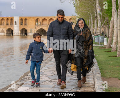 Isfahan, Iran - 2019-04-12 - promenades en famille au bord de la rivière dans un parc de la ville. Banque D'Images