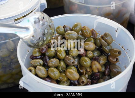 Chantilly, VA / USA - 19 septembre 2019 : olives dénoyautées vendu à la communauté de Chantilly Foodworks Farmers Market Banque D'Images