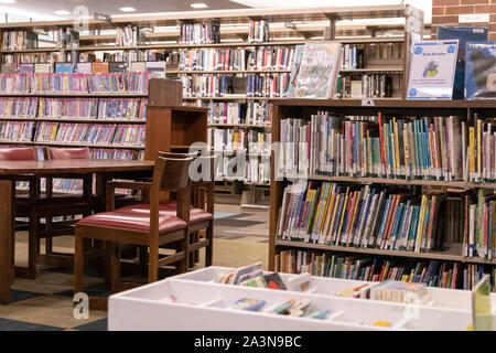 Vue des livres et des bibliothèques dans la section enfants d'une bibliothèque publique américaine Banque D'Images