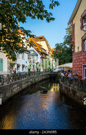 Freiburg im Breisgau, Allemagne, le 30 août 2019, de nombreuses personnes et les touristes à la célèbre rivière en crocodile au centre-ville vieille ville Banque D'Images