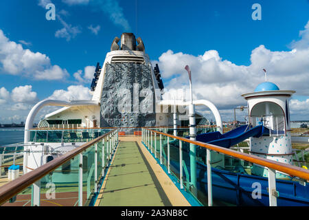 Une terrasse extérieure sur le bateau de croisière Royal Caribbean Serenade of the Seas. Banque D'Images