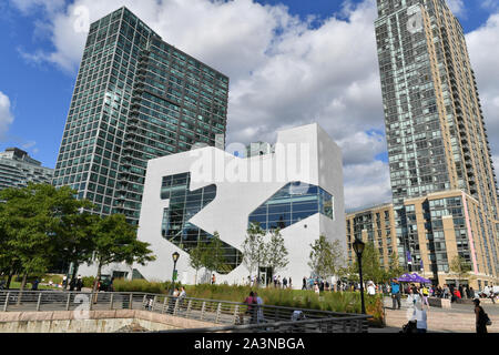 Inauguration de la bibliothèque Hunters Point, New York, USA - 24 Sep 2019 - Bibliothèque de Hunters Point. Le bâtiment, qui est de 81 pieds et demi de haut, a été conçu par Ste Banque D'Images