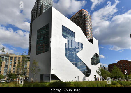 Inauguration de la bibliothèque Hunters Point, New York, USA - 24 Sep 2019 - Bibliothèque de Hunters Point. Le bâtiment, qui est de 81 pieds et demi de haut, a été conçu par Ste Banque D'Images