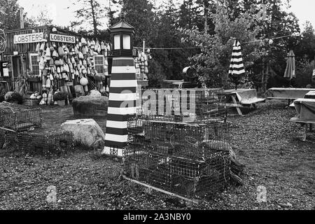 Bar Harbor Maine - Septembre 28th, 2019 : Le Homard des bouées et dans un décor nautique Lobster Pound à Bar Harbor au lever du soleil. Le noir et blanc Banque D'Images