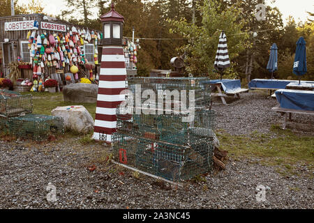 Bar Harbor Maine - Septembre 28th, 2019 : Le Homard des bouées et dans un décor nautique Lobster Pound à Bar Harbor au lever du soleil. Banque D'Images