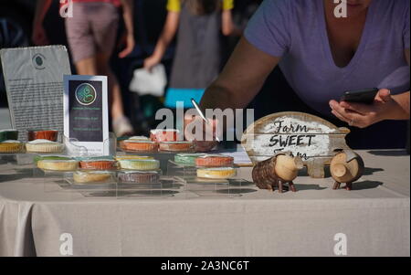 Chantilly, VA / USA - 19 septembre 2019 : l'écriture du Vendeur sur presse-papiers à la communauté Chantilly Foodworks Farmers Market Banque D'Images