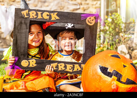 Deux enfants dans le cadre d'Halloween trick or treat Banque D'Images