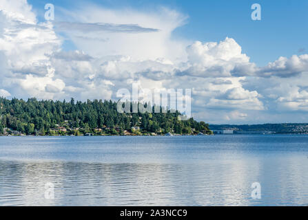 Survolez les nuages flottant à Mercer Island dans l'État de Washington. Banque D'Images