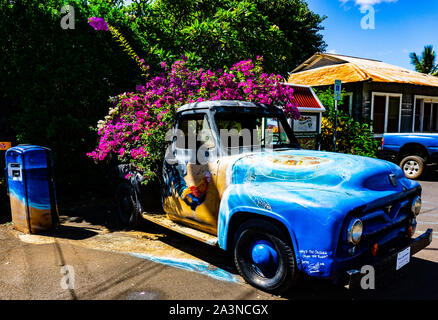 Vintage camion et pompe à essence, Hanapepe, Kauai, Hawaii Banque D'Images