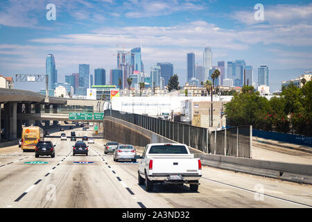 Le trafic automobile se déplace en douceur le long de l'interstate 10 vers le centre-ville de Los Angeles ; les gratte-ciel de la ville sont visibles dans la vue Banque D'Images