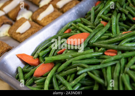 Haricots verts et carottes frais et sains à la vapeur Banque D'Images