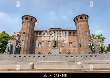 Monument du prince Emanuele Filiberto, duc d'Aoste devant le château d'Acaja à Turin, Italie Banque D'Images