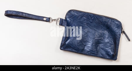 Bracelet en cuir bleu fermé petit sac sac à main brun pâle sur le tableau Banque D'Images