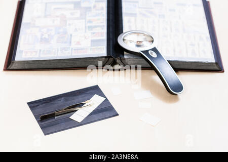 Philatélie Contexte - still life de la philatélie articles sur table en bois pâle Banque D'Images