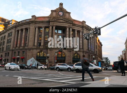 Boston, MA / USA - 17 Avril 2019 : Street view shot de South Station à Boston, Massachusettes Banque D'Images