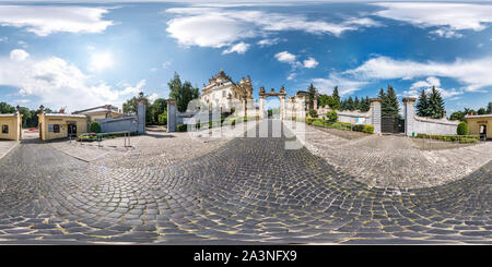 Vue panoramique à 360° de LVIV, UKRAINE - AOÛT 2019 : Le panorama sphérique hdri transparente 360 degrés près de la porte du vieux quartier gothique Cathédrale uniate de saint Georges en equirectangul