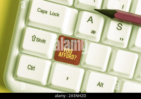 Signe texte montrant que pouvez-vous vous permettre Question. Texte photo d'affaires Donnez-nous votre budget, disponibilité de l'argent avec clavier pc blanc papier vide Banque D'Images