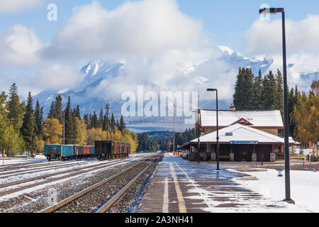 La gare de Banff Alberta avec la première lumière de neige de la saison en Septembre Banque D'Images