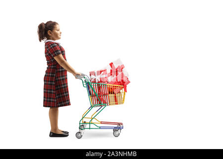 Profil de pleine longueur de balle une fille debout avec un petit panier plein de gifts isolé sur fond blanc Banque D'Images