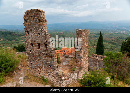 Un vieux bâtiment en brique et la détérioration de la structure et aux tuiles en terre cuite dans la Grèce rurale. Banque D'Images