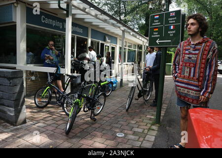 Amsterdam/Holland - Juillet 20, 2018 : l'homme dans chandail tricoté et vélos à l'extérieur de la réception Camping Amsterdam Vliegenbos Banque D'Images