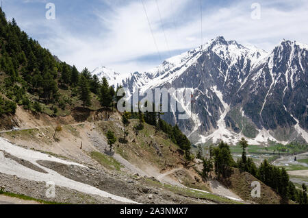 Les véhicules faisant leur chemin jusqu'à la dangereuse Zoji La Pass, Srinagar - Leh Route Nationale, le Jammu-et-Cachemire, l'Inde Banque D'Images