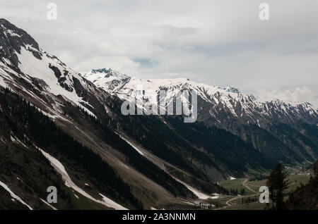 Belle vue sur le paysage de l'Himalaya en été, montagnes aux sommets enneigés de Zoji La Pass, Srinagar - Route De Leh, Jammu-et-Cachemire, l'Inde Banque D'Images