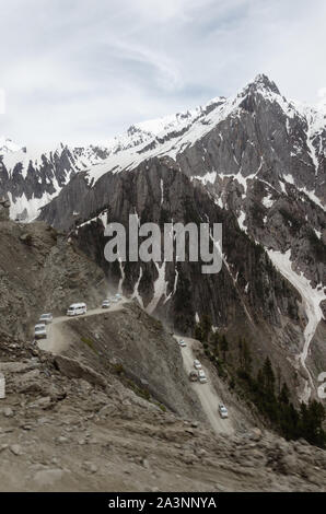 Vue sur trois niveaux de véhicules routiers et faire leur chemin vers le haut sur le Zoji La Pass, Srinagar - Leh Route Nationale, le Jammu-et-Cachemire, l'Inde Banque D'Images