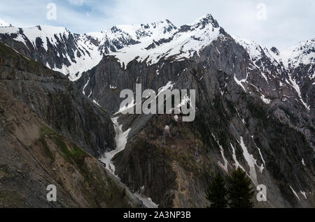 Belle vue sur le paysage de l'Himalaya en été, montagnes aux sommets enneigés de Zoji La Pass, Srinagar - Route De Leh, Jammu-et-Cachemire, l'Inde Banque D'Images