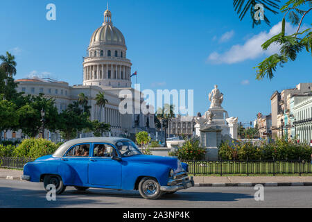 Voiture classique en face du Capitole de La Havane (Cuba) en octobre 2019 Banque D'Images