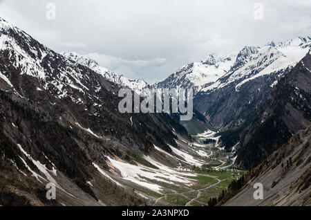 Au début de l'été magnifique vue sur le paysage de l'Himalaya et la vallée de Sonmarg Zoji La Pass, Srinagar - Leh Route Nationale, le Jammu-et-Cachemire, l'Inde Banque D'Images